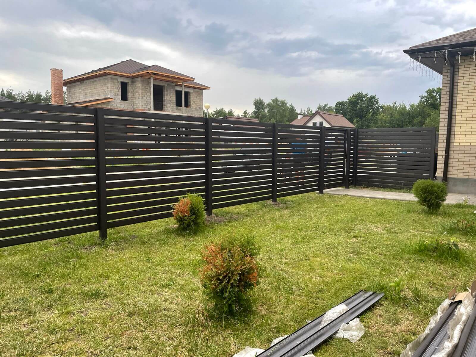 Забор из металлического планкена RAL8019 МАТТЕ фото2 в Киржаче