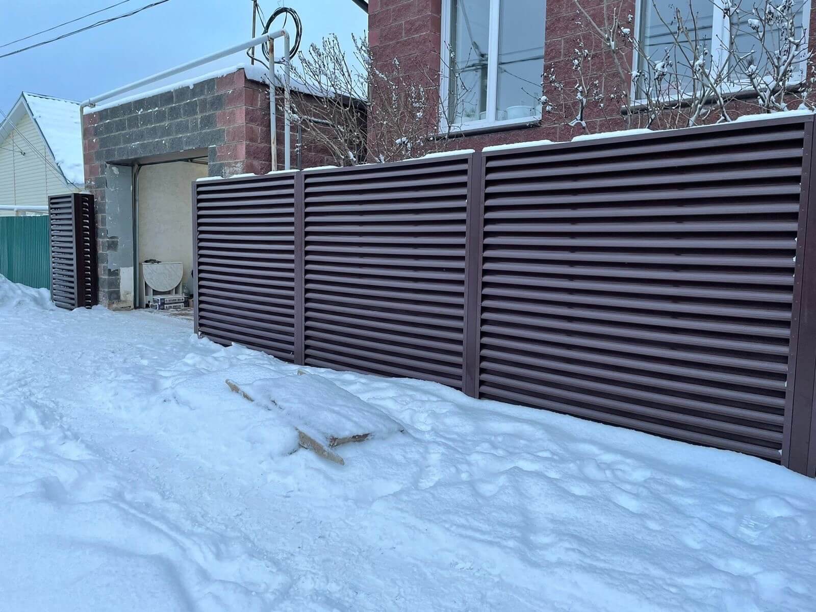 Забор из ламелей еврожалюзи 38м RAL8017/8017 Шоколад двусторонний фото 5 в Киржаче
