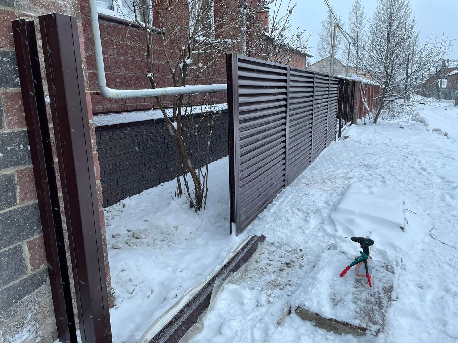 Забор из ламелей еврожалюзи 38м RAL8017/8017 Шоколад двусторонний фото 4 в Киржаче