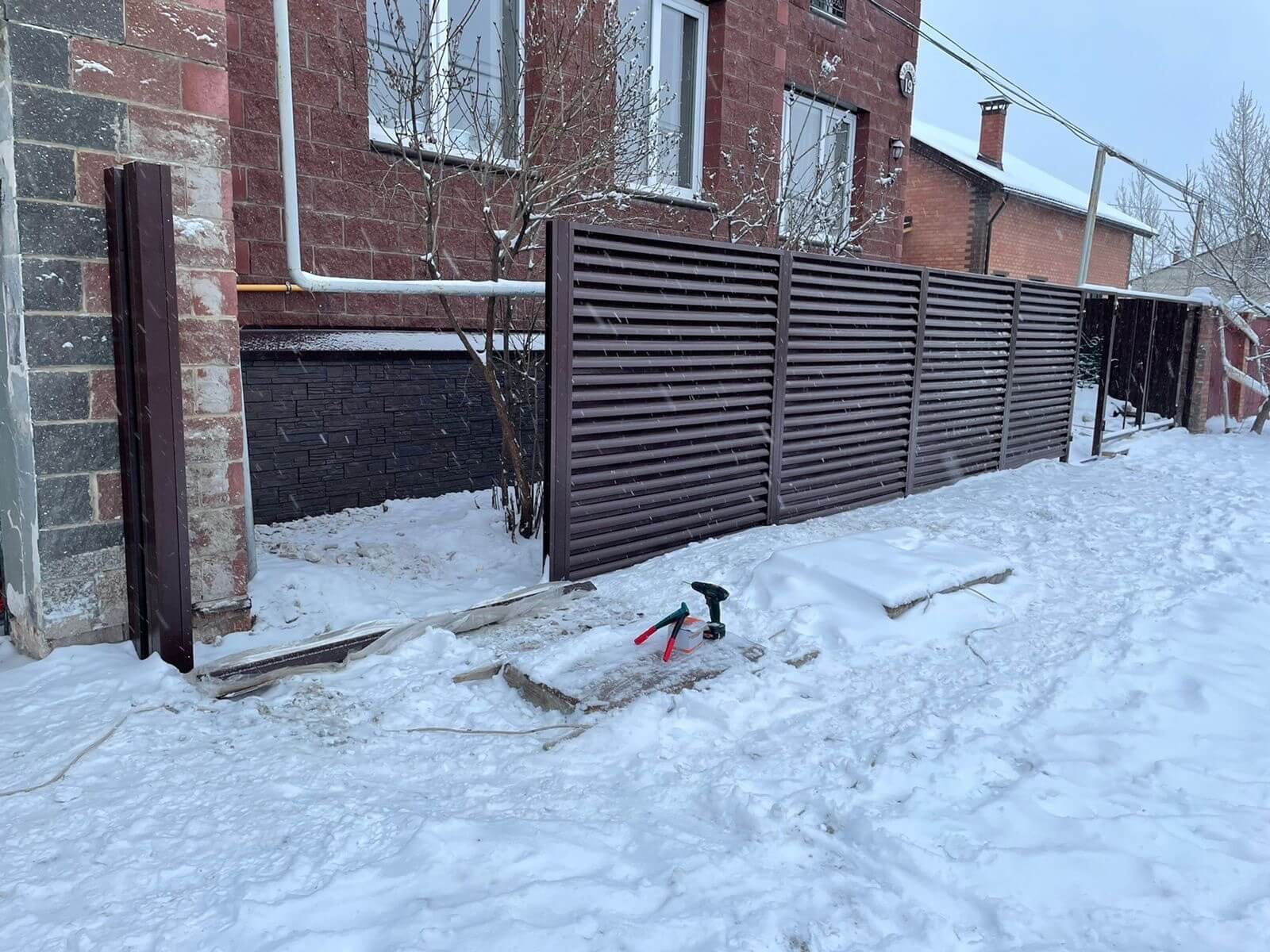 Забор из ламелей еврожалюзи 38м RAL8017/8017 Шоколад двусторонний фото 3 в Киржаче