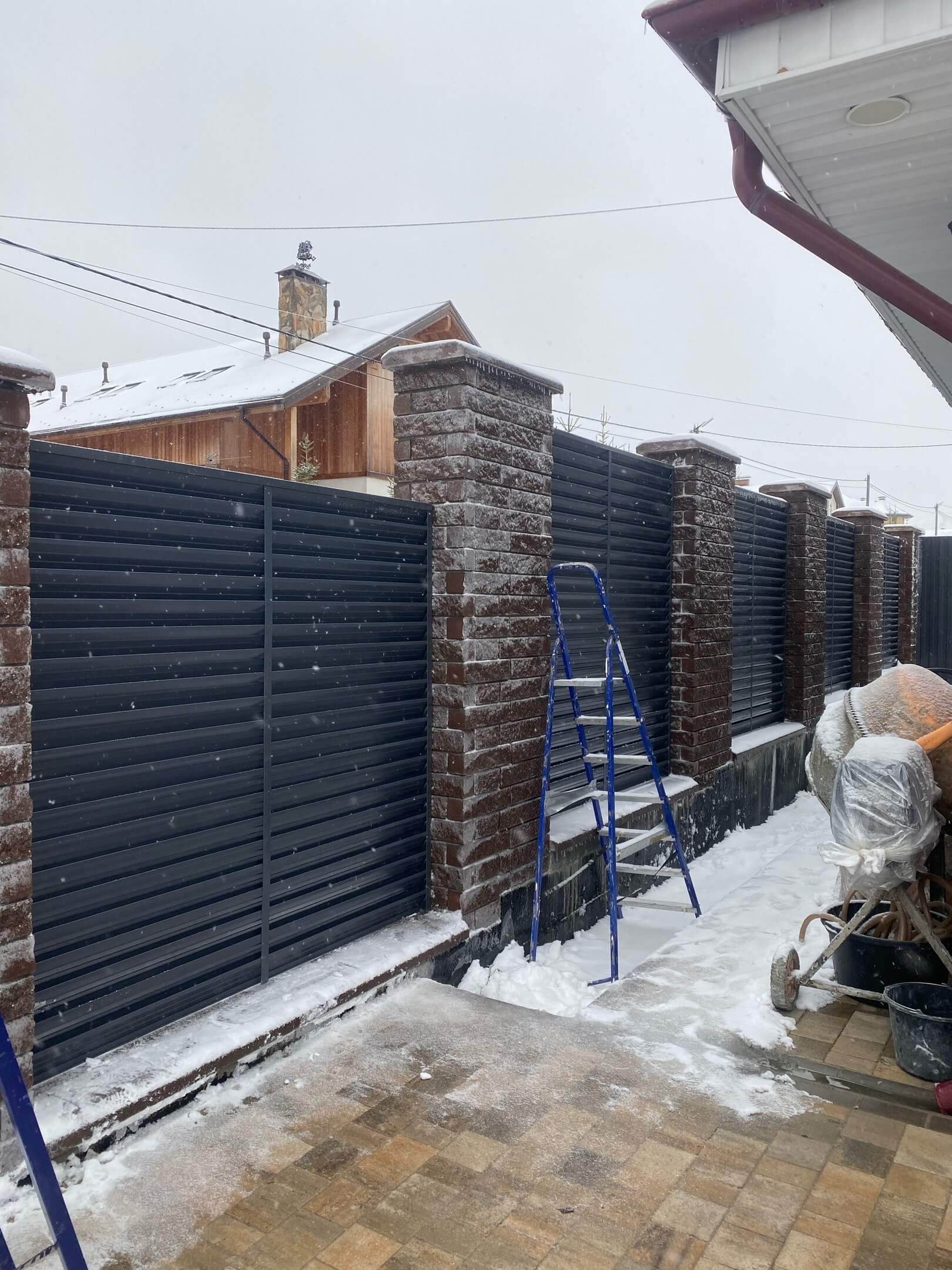 Забор-жалюзи из ламелей ЭКО-Z 44м RAL7024/7024 Серый Графит двусторонний фото 3 в Киржаче
