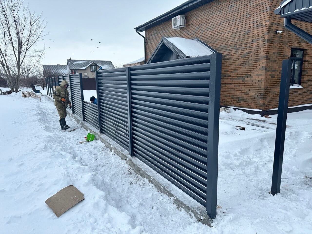 Забор-жалюзи из ламелей Еврожалюзи 32м RAL7024/7024 Серый Графит двусторонний фото 2 в Киржаче