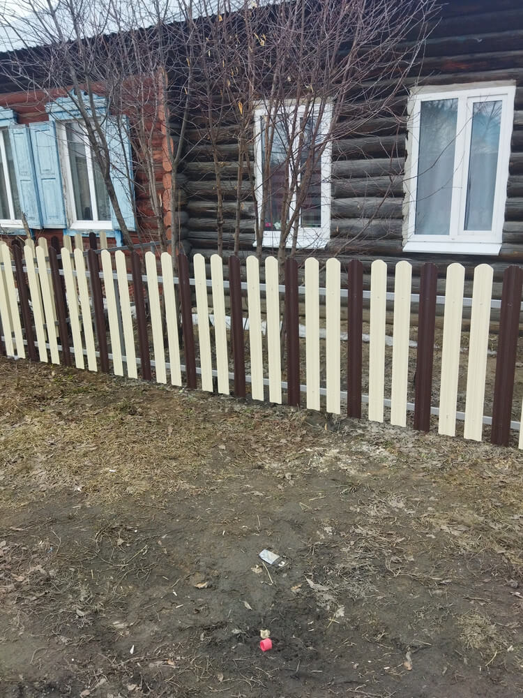 Забор из штакетника ЭКО-М 12м RAL1015/1015 Слоновая Кость двусторонний, RAL8017/8017 Шоколад двусторонний в Киржаче