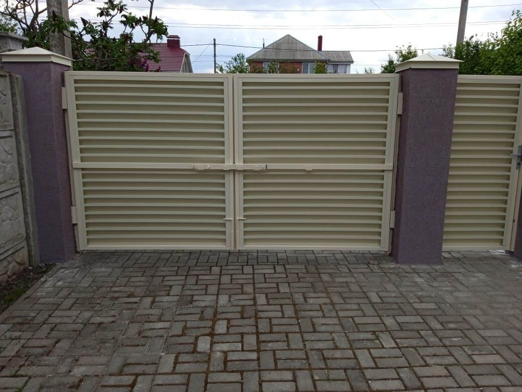 Забор-жалюзи с ламелями ЭКО-Z 10м RAL1015 Слоновая Кость фото 4 в Киржаче