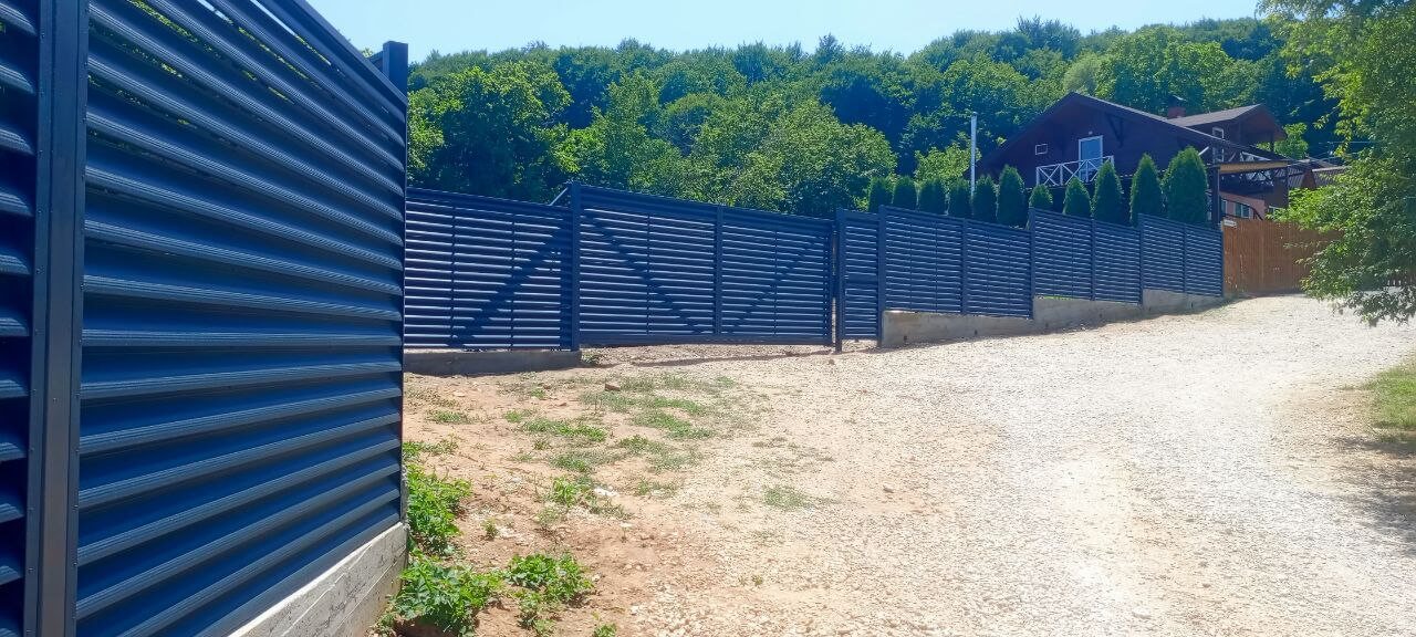 Забор-жалюзи из ламелей Еврожалюзи 53м RAL7024 Серый Графит МАТТЕ фото 8 в Киржаче