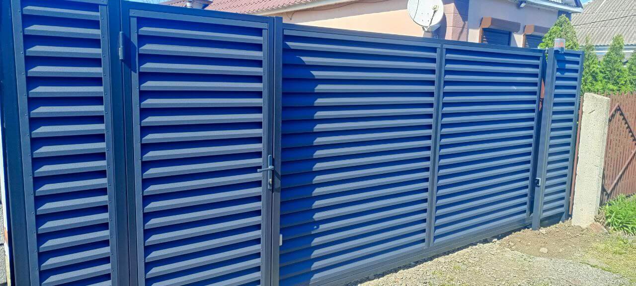 Забор-жалюзи из ламелей Еврожалюзи 53м RAL7024 Серый Графит МАТТЕ фото 10 в Киржаче