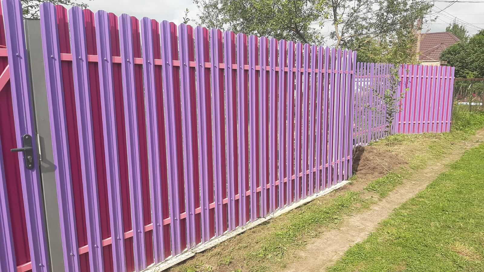 Двухцветный забор из евроштакетника 44м RAL4005 Сиреневый, RAL4006 Пурпурный фото 4 в Киржаче
