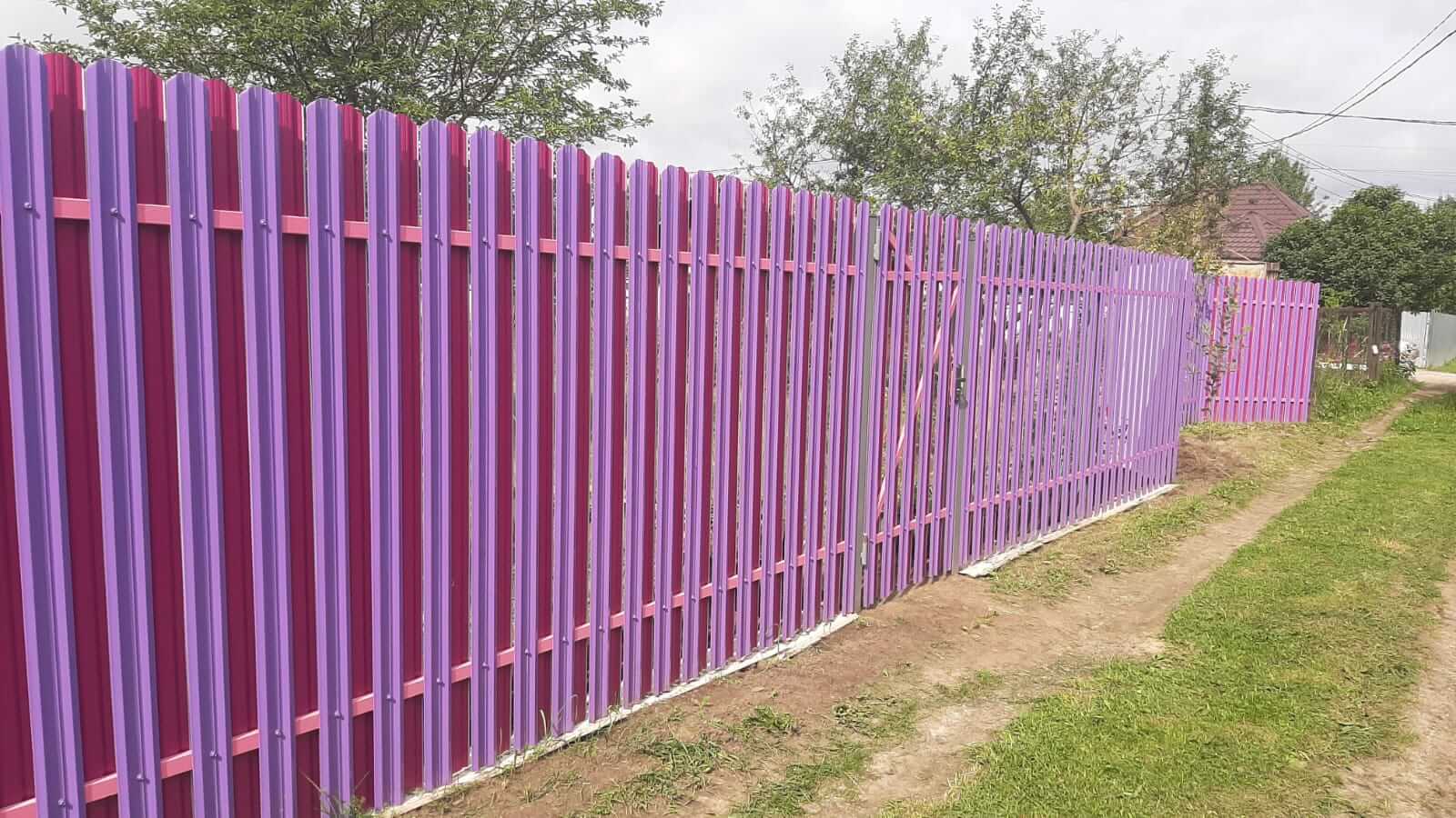 Двухцветный забор из евроштакетника 44м RAL4005 Сиреневый, RAL4006 Пурпурный фото 3 в Киржаче
