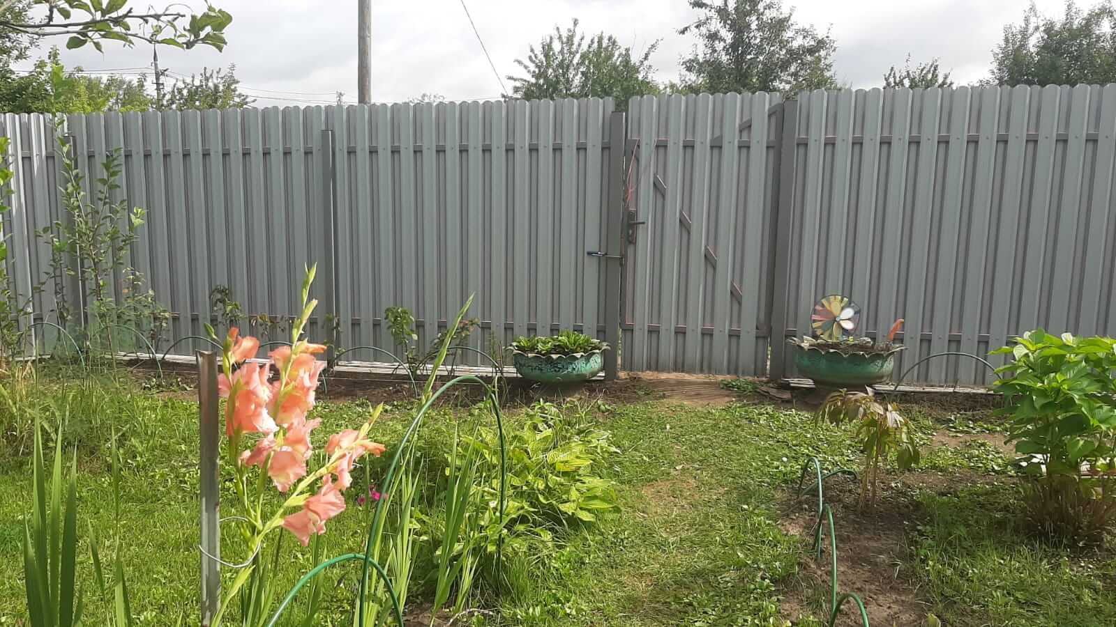 Двухцветный забор из евроштакетника 44м RAL4005 Сиреневый, RAL4006 Пурпурный фото 1 в Киржаче