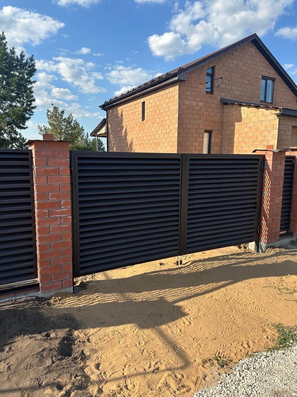 Забор-жалюзи из ламелей Еврожалюзи 38м RAL8019 Темный Шоколад МАТТЕ фото 4 в Киржаче