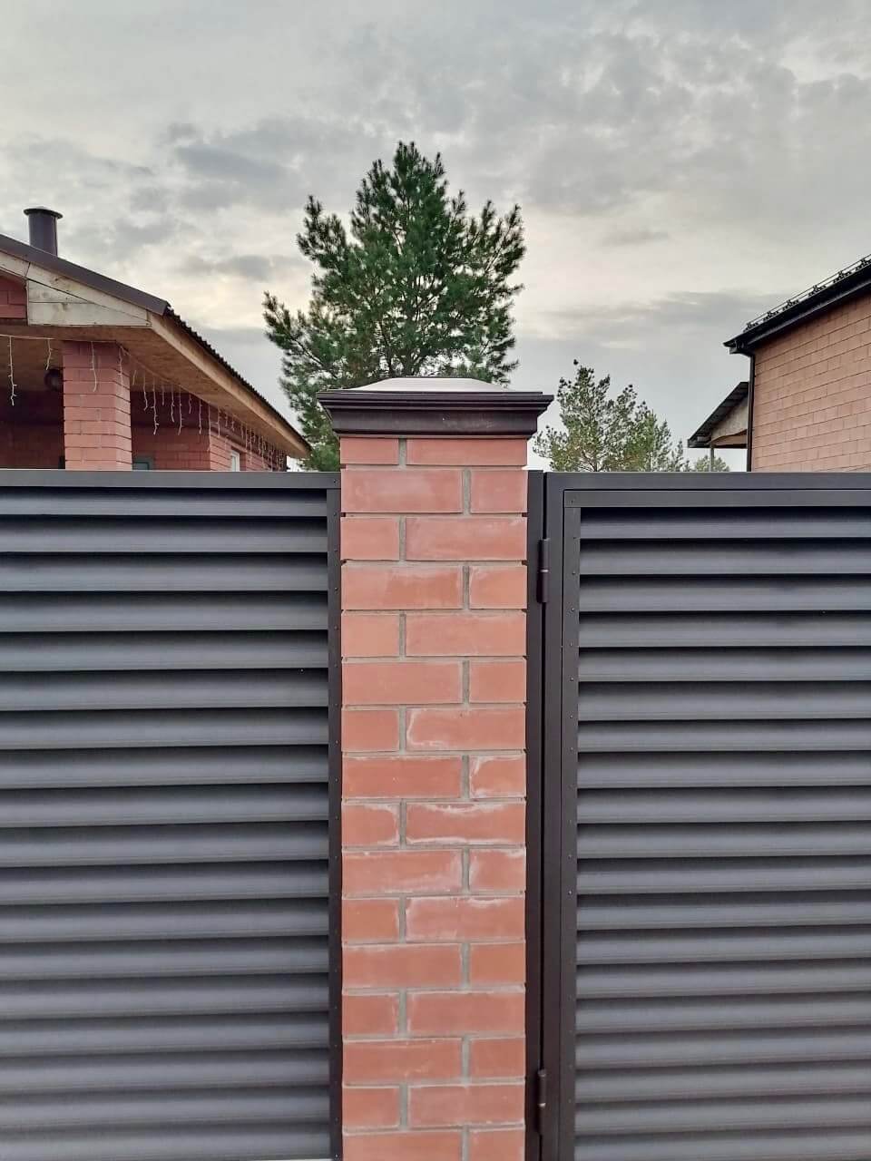Забор-жалюзи из ламелей Еврожалюзи 38м RAL8019 Темный Шоколад МАТТЕ фото 2 в Киржаче