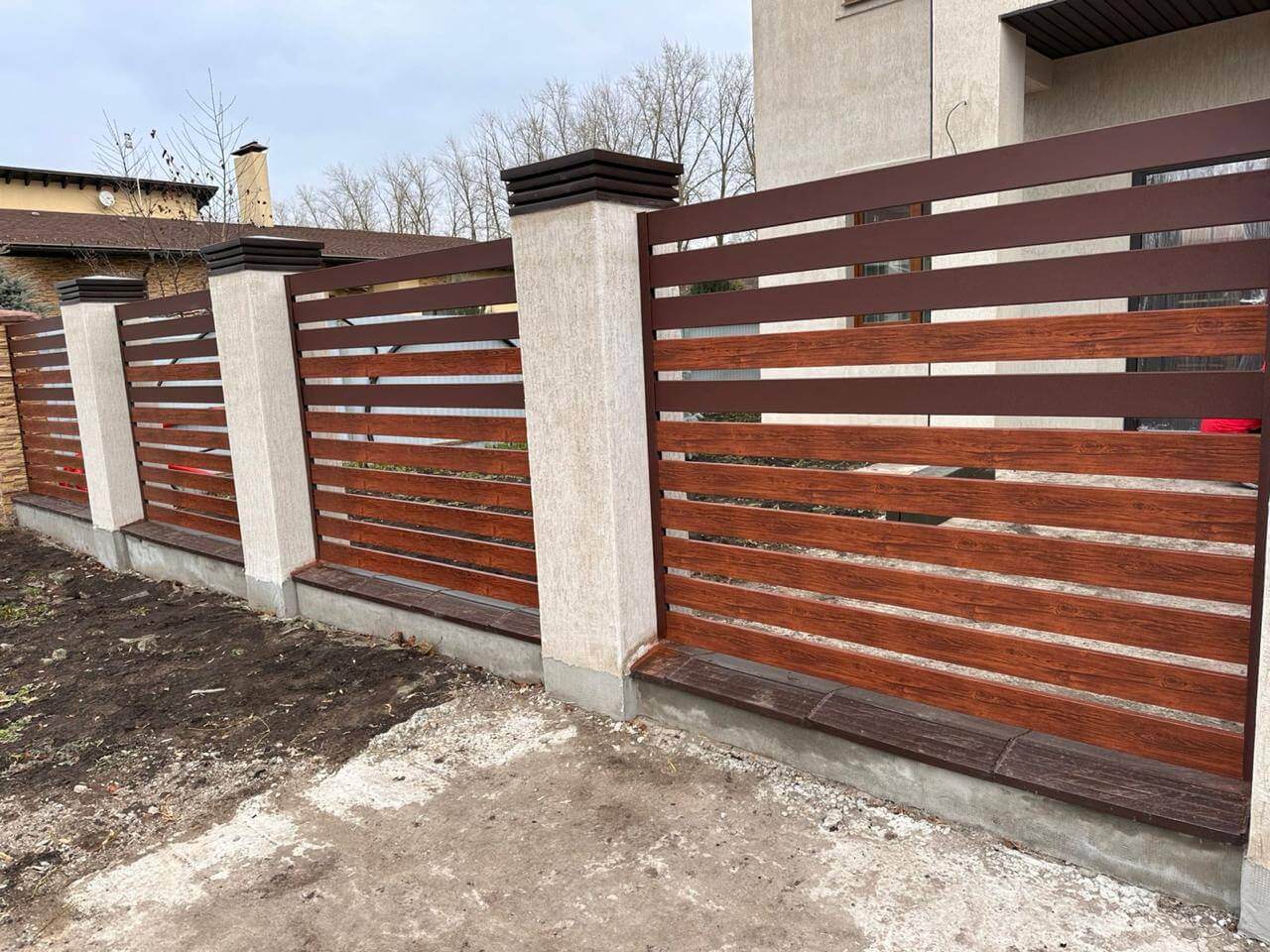 Забор-ранчо из металлопланкена 10м RAL8017 Шоколад МАТТЕ + Темное Дерево (Printech) в Киржаче