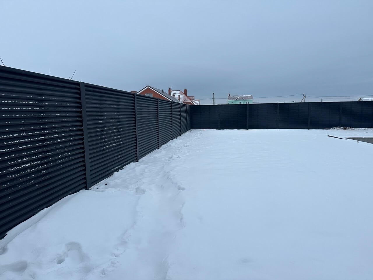 Забор-жалюзи из ламелей ЭКО-Z 130м RAL9005 Черный МАТТЕ фото 3 в Киржаче