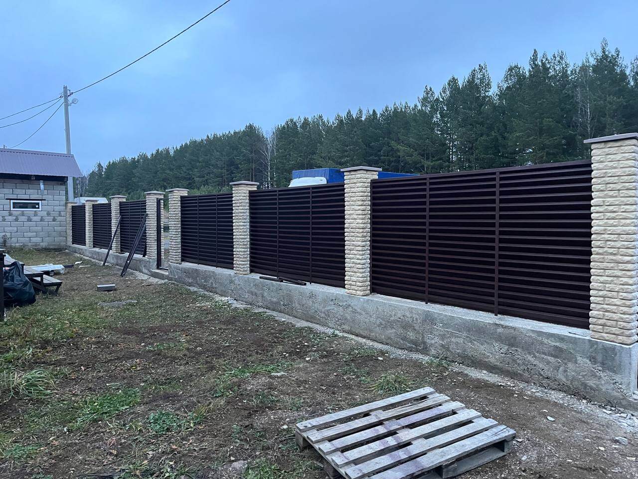 Забор-жалюзи из ламелей ЭКО-Z 18м RAL8017/8017 Шоколад двусторонний фото 3 в Киржаче