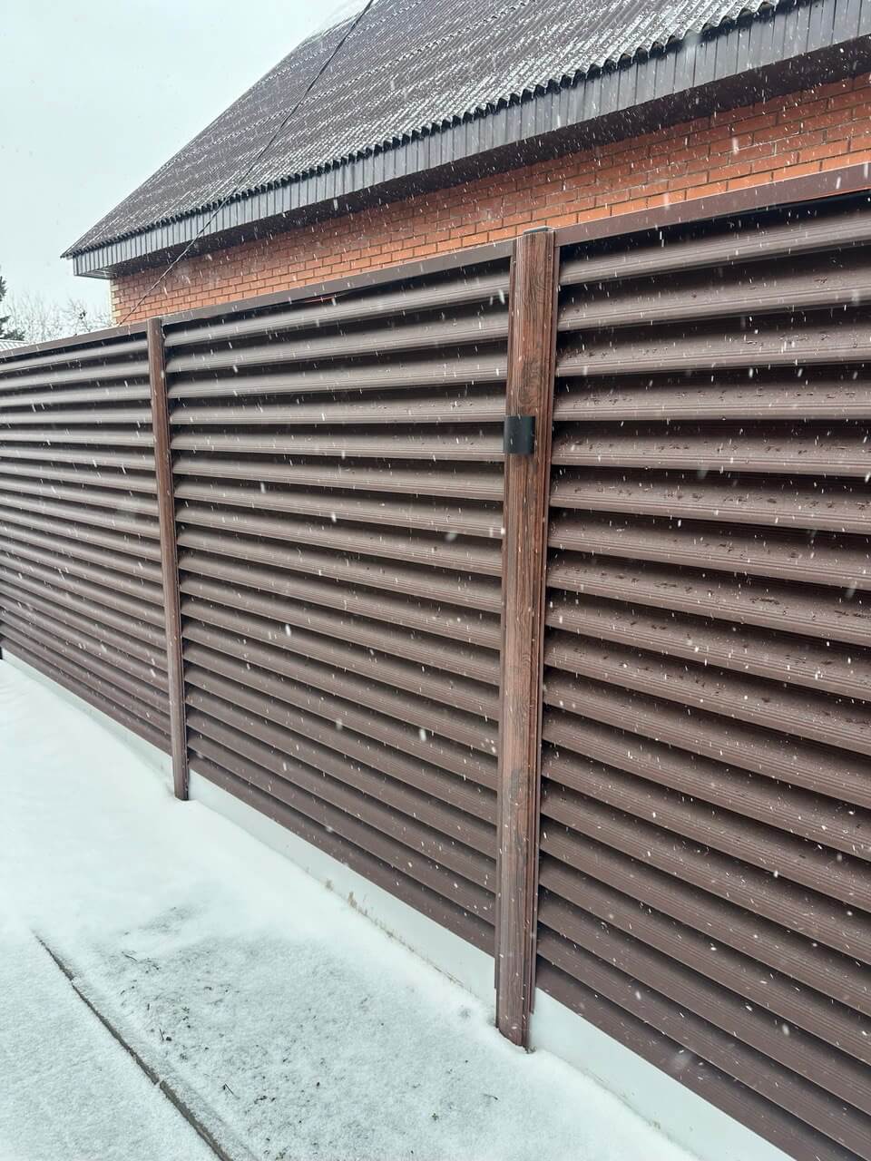 Забор-жалюзи из ламелей Еврожалюзи 65м RAL8017/8017 Шоколад двусторонний МАТТЕ фото 7 в Киржаче