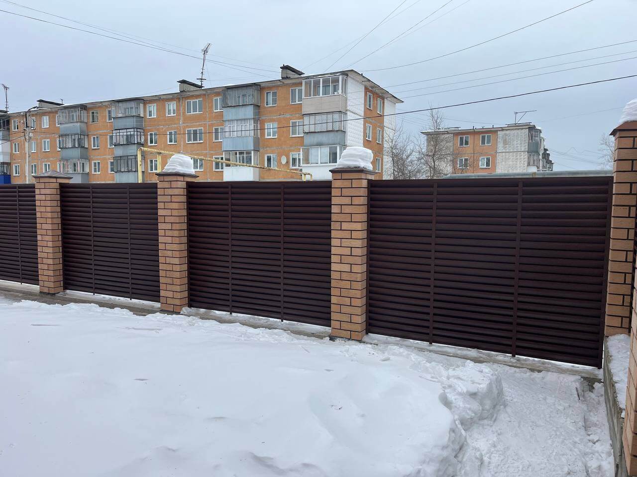 Забор-жалюзи из ламелей ЭКО-Z 87м RAL8017/8017 Шоколад двусторонний МАТТЕ фото 17 в Киржаче