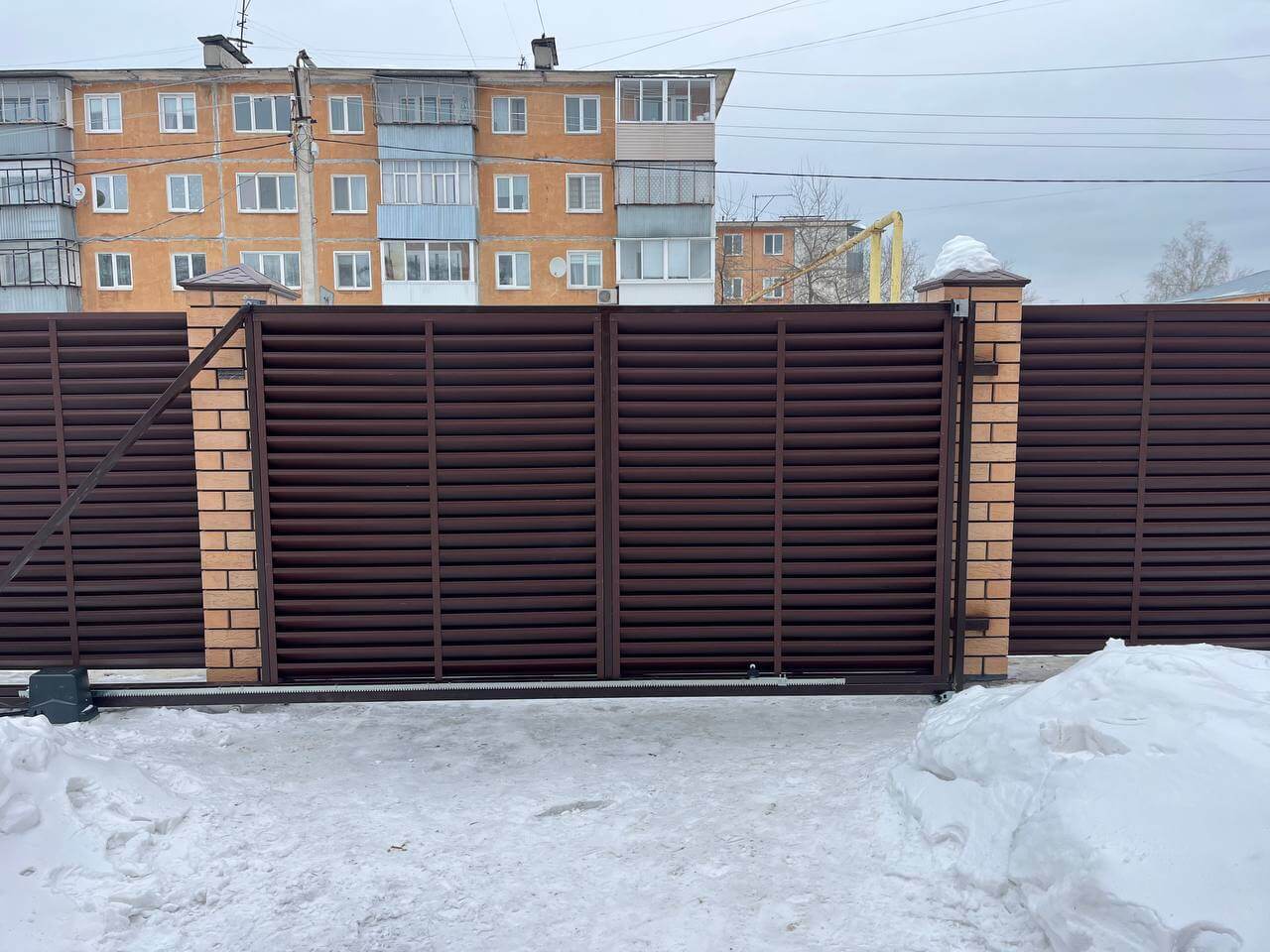 Забор-жалюзи из ламелей ЭКО-Z 87м RAL8017/8017 Шоколад двусторонний МАТТЕ фото 10 в Киржаче