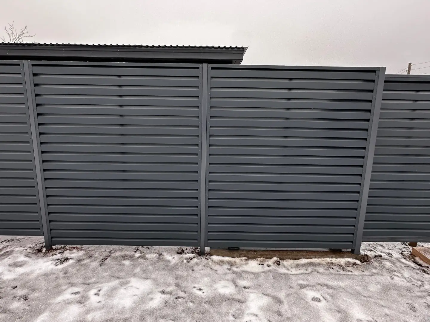 Забор-жалюзи из ламелей Хай-Тек 20м RAL7024/7024 Серый Графит двусторонний МАТТЕ фото 2 в Киржаче