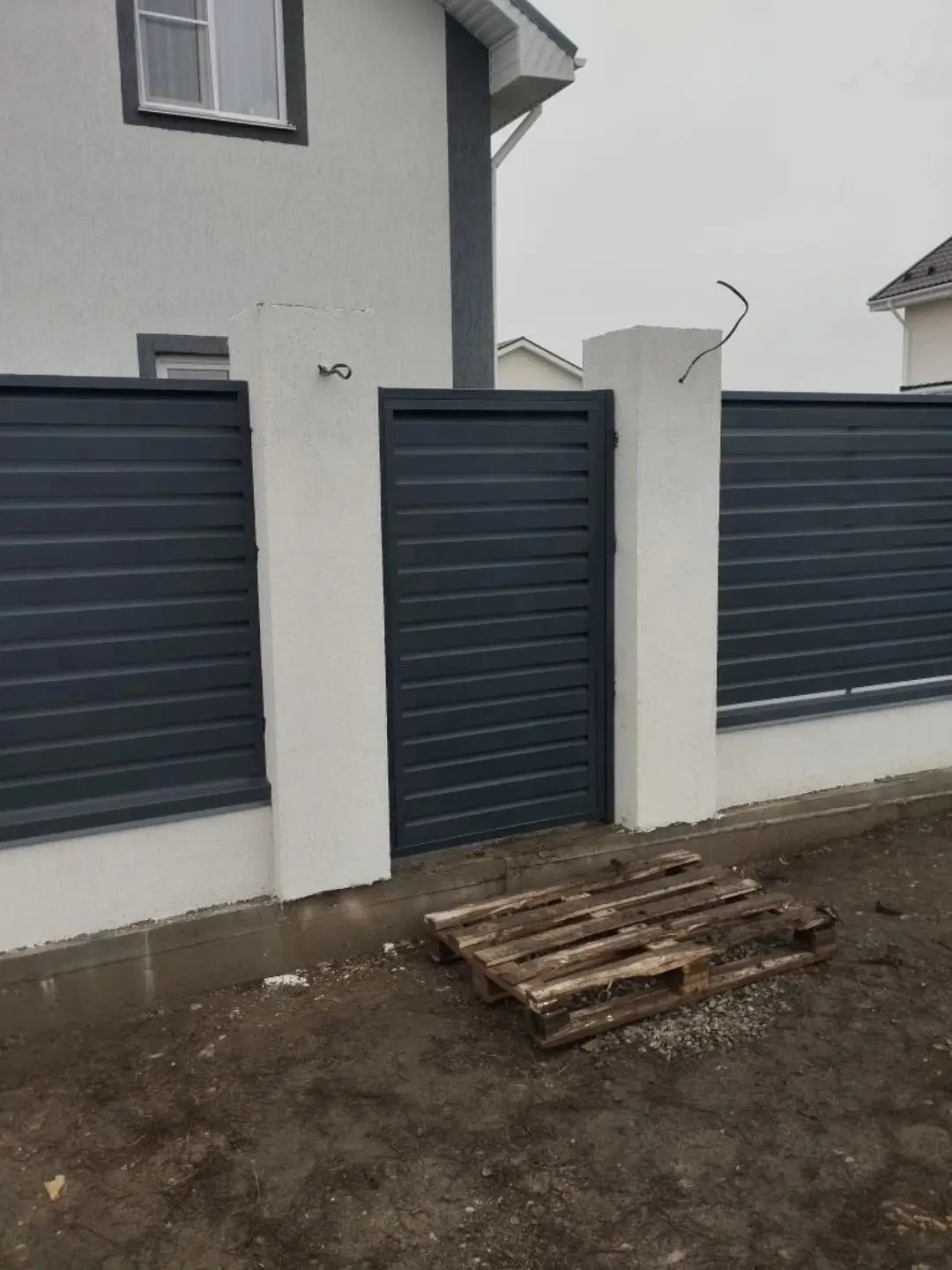 Забор-жалюзи из ламелей Хай-Тек 12м RAL7024 Серый Графит МАТТЕ фото 1 в Киржаче